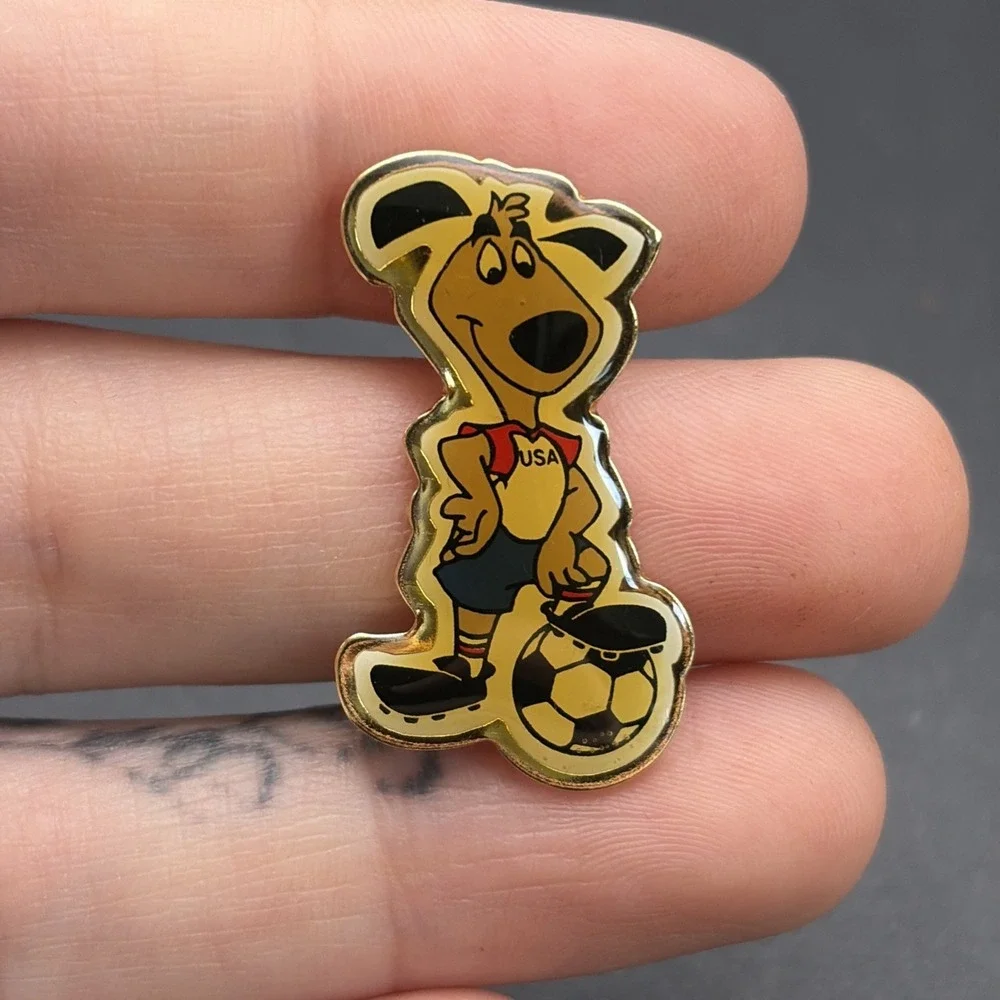 World Cup USA 1994 Soccer Football Stryker Dog Mascot Lapel Hat Pin